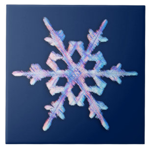 Irisierender Schneeflocke auf dunkelblau Fliese