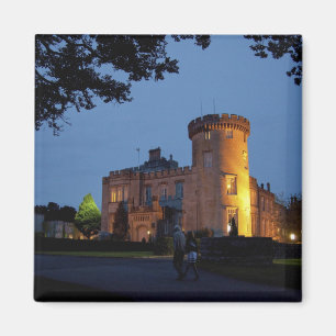 Irland, das Dromoland Castle bei Dämmerung beleuch Magnet