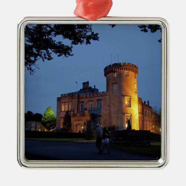 Irland, das Dromoland Castle bei Dämmerung, Ornament Aus Metall (Vorne)