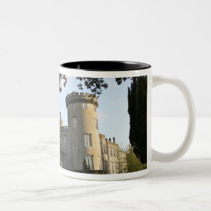Irland, der Eingang zum Schloss Dromoland. Zweifarbige Tasse
