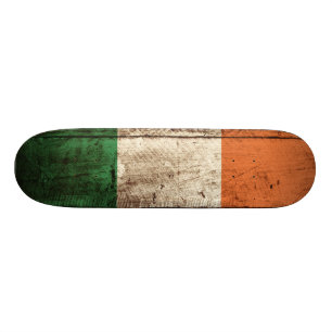 Irland-Flagge auf altem hölzernem Korn Skateboard