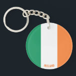 Irland Flagge Charming Patriotic Schlüsselanhänger<br><div class="desc">Irische Flagge Bezaubernder Patriotischer Schlüsselanhänger mit der irischen Flagge auf dem Schlüsselanhänger gedruckt. Ländername in subtil in das Design am unteren Rand integriert. Der Text kann mit der Funktion "Anpassen!" vollständig angepasst werden. Dieser wunderschöne irische Schlüsselanhänger ist das stilvolle Geschenk für jeden Anlass. © CountriesOfTheWorld</div>