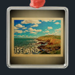 Irland Ornament Vintage Travel Aus Metall<br><div class="desc">Ein cooles,  Vintages Dekor im irischen Stil,  das die irische Küste mit ihren weiten Klippen,  dem Ozean und dem blauen Himmel beherbergt.</div>