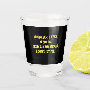 Ironische Arbeitsplatzprioritäten Schnapsglas