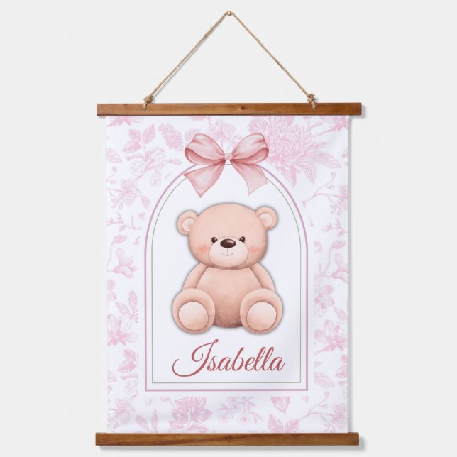 Isabella | Benutzerdefiniertes rosa Teddy-Bär-Kind Wandteppich Mit Holzrahmen (Vorderseite)