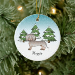 Isabella & Tan Kurz Hair Dackel Winterwald Keramik Ornament<br><div class="desc">Desteis originelle Cartoon-Illustration eines niedlichen glatten Haars Isabella und tan Coat Farbe Dackel züchten Hund. Der Hund ist in einer Winterlandschaft mit drei grünen Tannenbäumen und fallendem Schnee untergebracht. Der Hintergrund ist ein blaues bis weißes Gefälle, das das Design des kalten Wintertages verleiht. Es gibt auch einen personalisierbaren Textbereich für...</div>