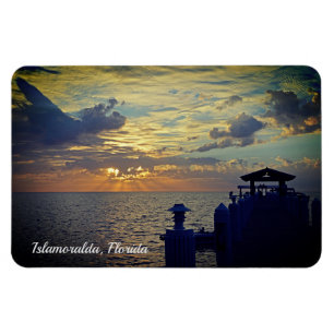 Islamoralda Florida sitzend auf dem Dock Sunrise Magnet