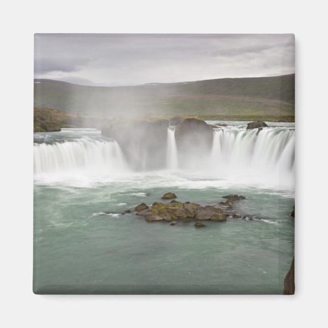 Island. Aussicht auf die Godafoss-Wasserfälle auf  Magnet (Vorne)