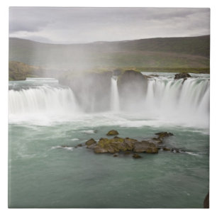 Island. Blick auf den Wasserfall Godafoss am Fliese