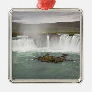 Island. Blick auf die Godafoss-Wasserfälle auf de Ornament Aus Metall