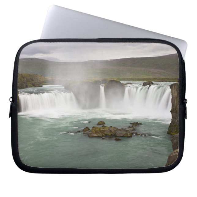 Island. Blick auf die Godafoss-Wasserfälle auf der Laptopschutzhülle (Vorderseite)