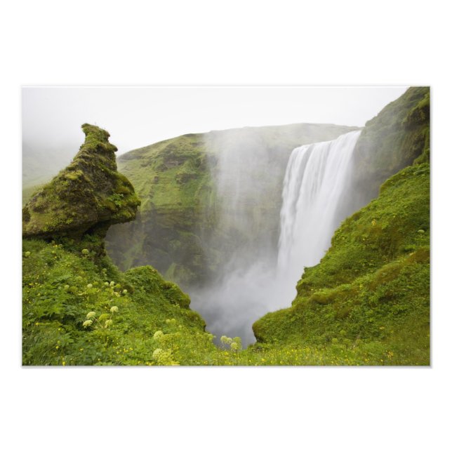 Island. Der Wasserfall des Skogarfoss fällt über e Fotodruck (Vorne)