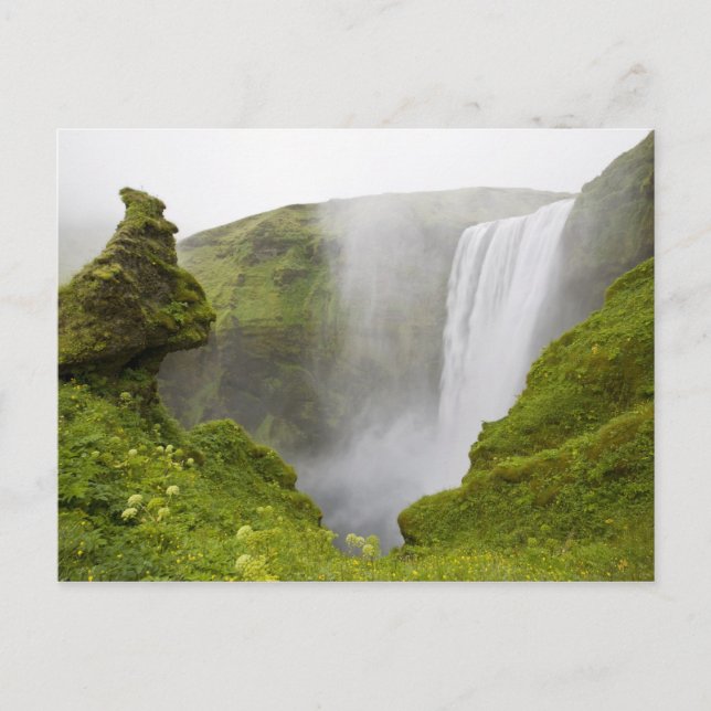 Island. Der Wasserfall des Skogarfoss fällt über e Postkarte (Vorderseite)