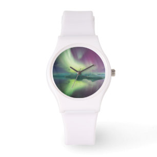 Island, Jökulsárlón. Aurora-Lichter reflektieren Armbanduhr