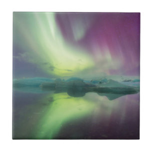 Island, Jökulsárlón. Aurora-Lichter reflektieren Fliese