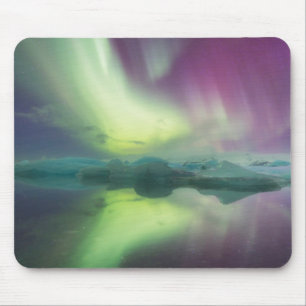 Island, Jökulsárlón. Aurora-Lichter reflektieren Mousepad
