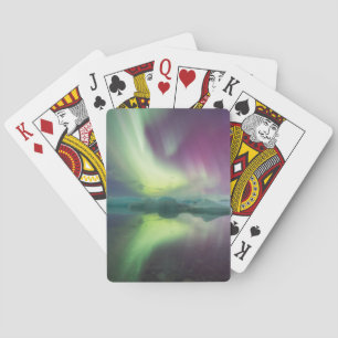Island, Jökulsárlón. Aurora-Lichter reflektieren Spielkarten