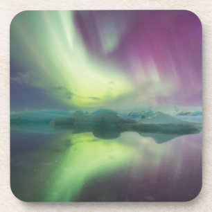 Island, Jökulsárlón. Aurora-Lichter reflektieren Untersetzer