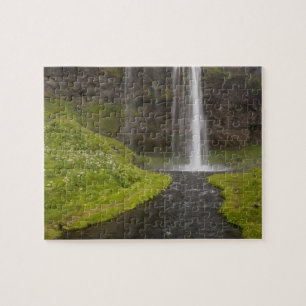 Island. Menschen auf einem Weg hinter dem Seljalan Puzzle