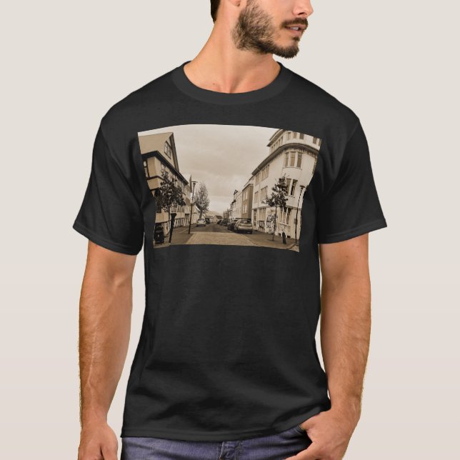 Island Reykjavik Cityscape Sepia T-Shirt (Vorderseite)
