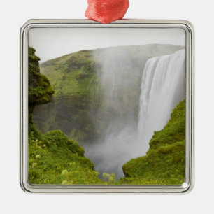 Island. Skógafoss Wasserfall stürzt über eine Ornament Aus Metall