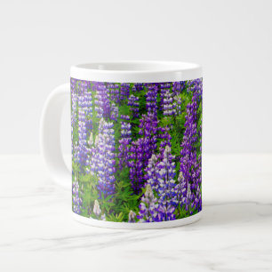 Island. Vik i Myrdal. Feld mit Lupinen Jumbo-Tasse