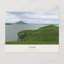 Islandsee, grüne Ufer und vulkanische Berge