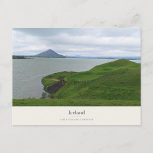 Islandsee, grüne Ufer und vulkanische Berge Postkarte