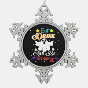Iss Drink und sei Beängstigend zu Halloween. Schneeflocken Zinn-Ornament