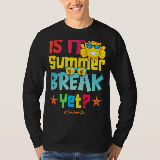 Ist es Sommerpause, aber Frauen glücklich am letzt T-Shirt