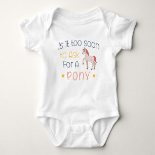 Ist es zu früh, um für ein Pony Fragen? Baby Strampler