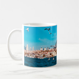 Istanbul Blick mit Möwen an einem warmen sonnigen  Kaffeetasse