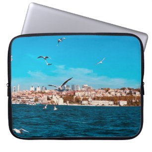 Istanbul Blick mit Möwen an einem warmen sonnigen Laptopschutzhülle