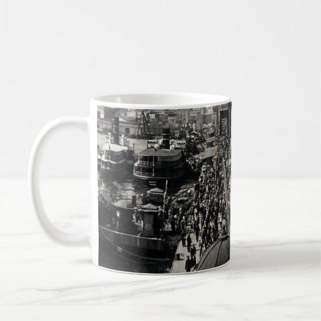 ISTANBUL, TÜRKEI - CIRCA 1900er : Vintager Stadtsk Kaffeetasse (Links)