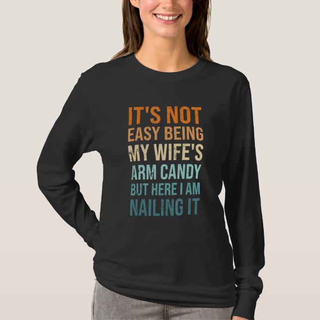 It s Not Easy Being My Wife Arm Candy Fun Husband  T-Shirt (Vorderseite)