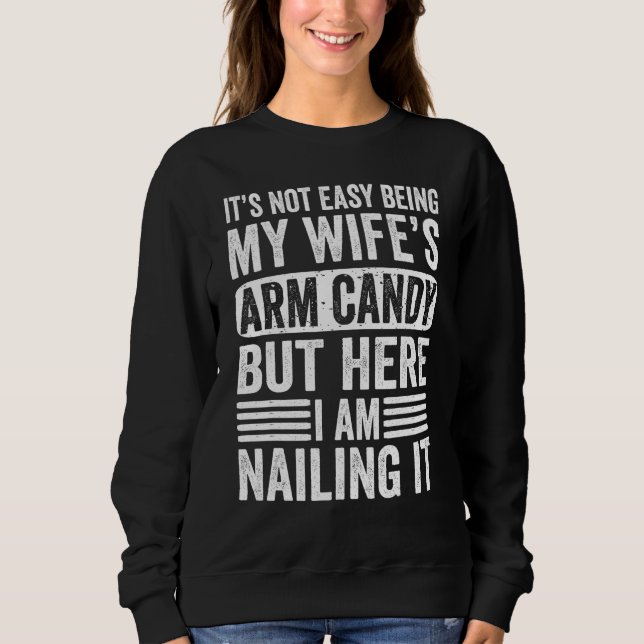 It s Not Easy Being My Wife s Arm Candy Adult Humo Sweatshirt (Vorderseite)