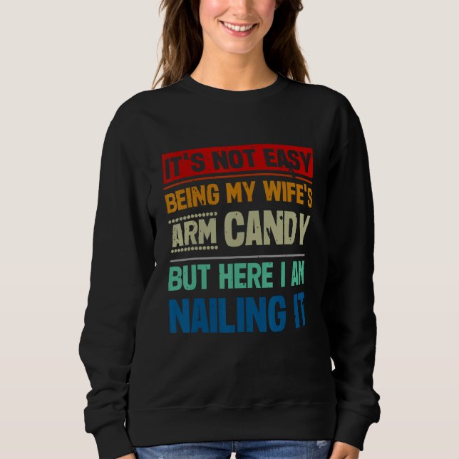 It s Not Easy Being My Wife s Arm Candy Here I Am  Sweatshirt (Vorderseite)