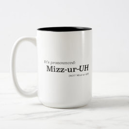 It’s Pronounced Mizz-ur-UH {NOT Mizz-ur-EE} Zweifarbige Tasse