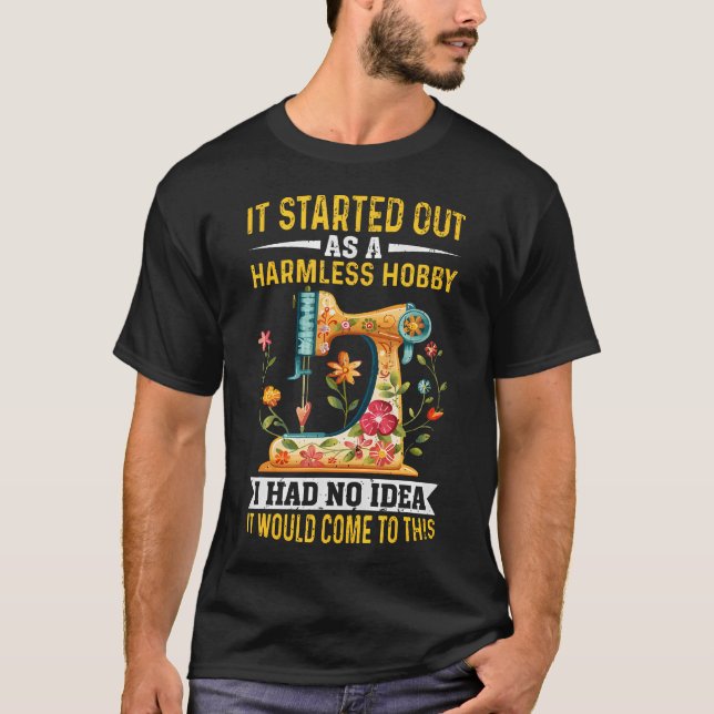 It Started Out As A Harmless Hobby Sewing Quilters T-Shirt (Vorderseite)