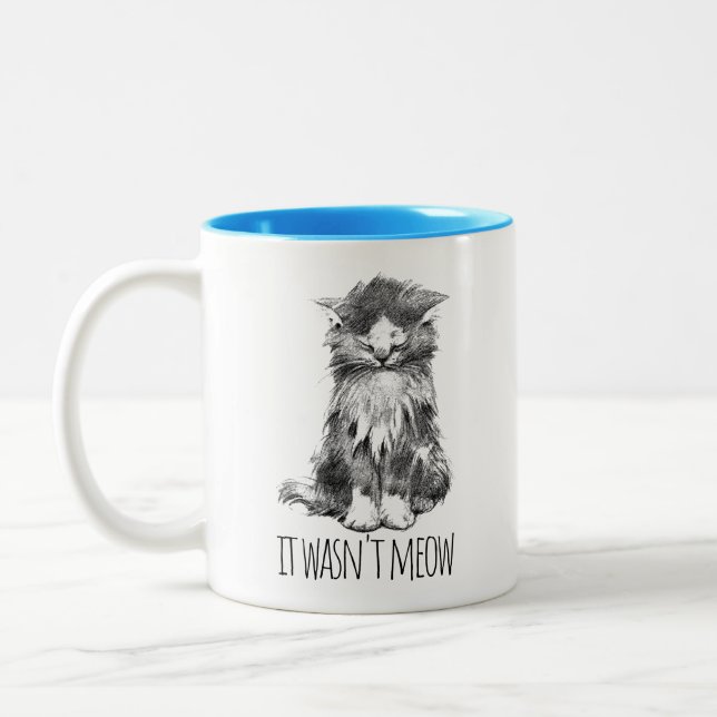 It Wasn't Meow Cute Fluffy Kitten Zweifarbige Tasse (Links)