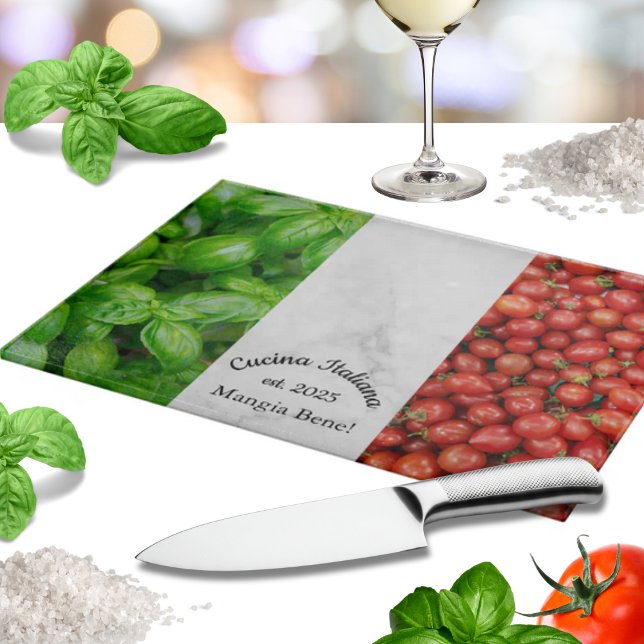 Italian Flag of Basil, Marble, and Tomatoes Schneidebrett (Italian Flag of Basil, White Marble, and Tomatoes Glass Cutting Board with custom wording)