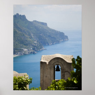 Italien, Amalfiküste, Ravello, Glockenturm mit Poster