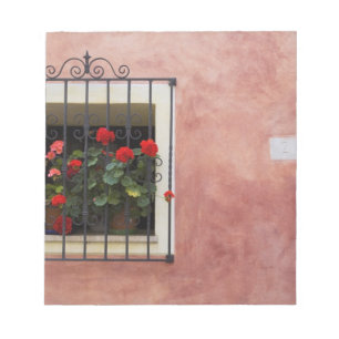 Italien, Asciano, Blumenkästen mit frühlingsfrisch Notizblock