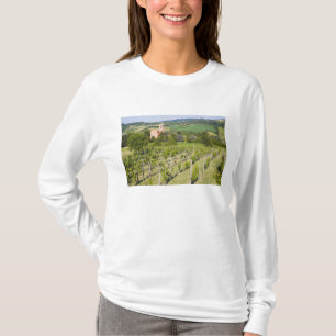 Italien, Bologna, Blick durch den Weinberg auf Chi T-Shirt
