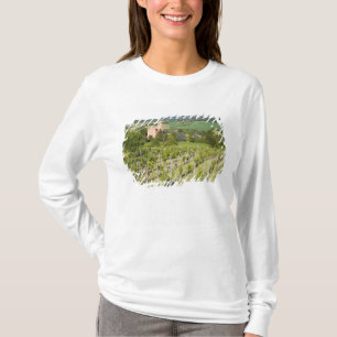 Italien, Bologna, Blick durch den Weinberg auf Chi T-Shirt