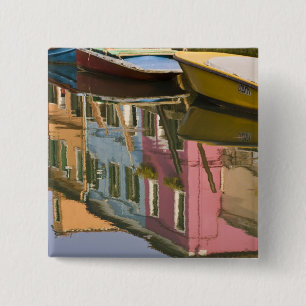 Italien, Burano. Boote auf einem Kanal mit Button