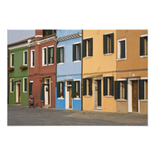 Italien, Burano. Bunte Häuserreihe und leere Fotodruck