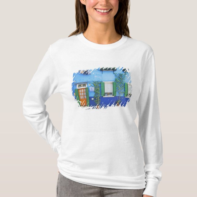 Italien, Burano. Ein buntes Haus in Burano in der  T-Shirt (Vorderseite)