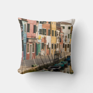 Italien, Burano. Farbige Häuser einer Reihe Kissen