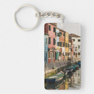 Italien, Burano. Farbige Häuser reihen sich Schlüsselanhänger